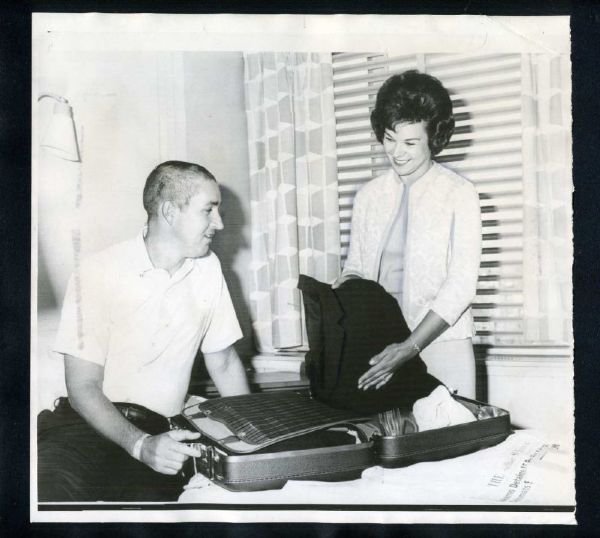 DICK BROWN & Wife In Hospital 1966 Baltimore Orioles Vintage News Wire Photo