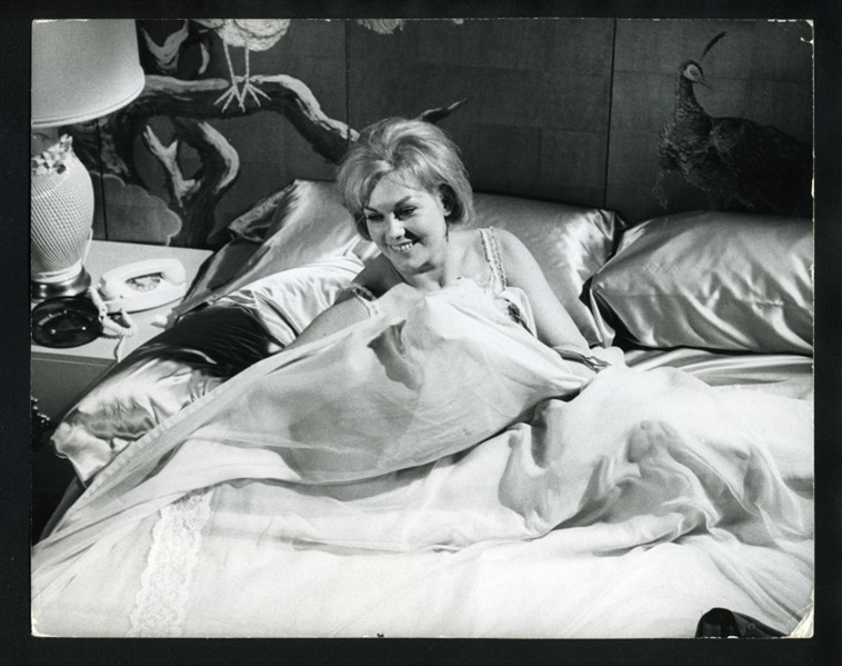 1960s KIM NOVAK In Bed Vintage Original Photo VERTIGO FALCON CREST gp