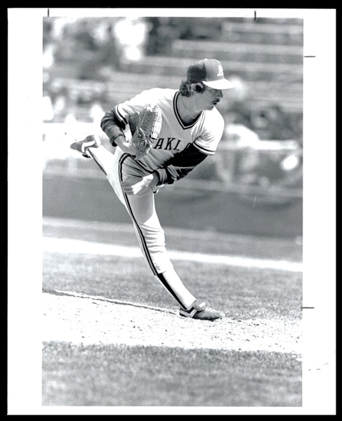 1982 Oakland Athletics TOM UNDERWOOD Pitching Original Photo Type 1