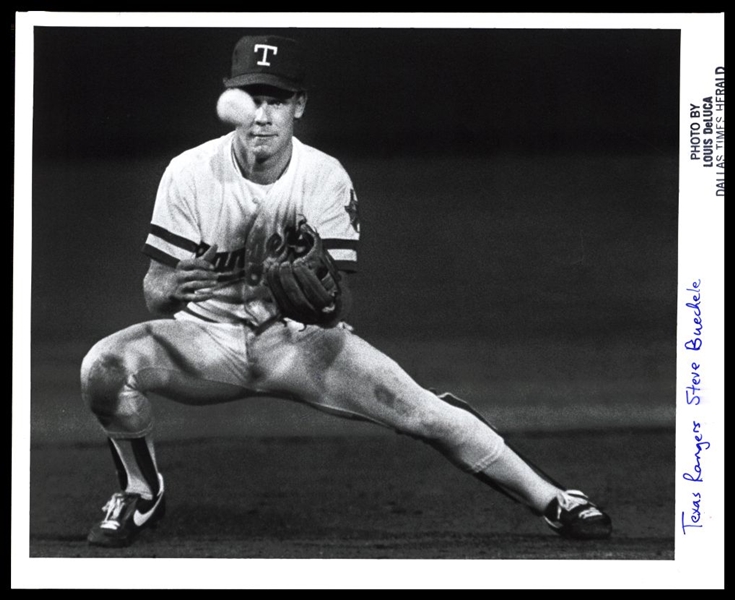 1985 Texas Rangers STEVE BUECHELE Fielding Original Photo Rookie Type 1
