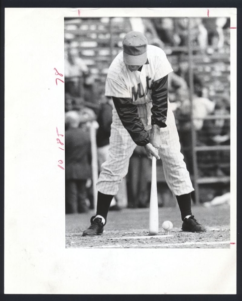 1980s Mets UNIDENTIFIED PLAYER Golfing w/ Baseball Bat & Ball Original Photo