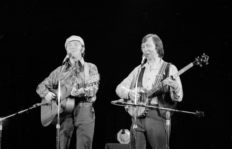 Strip of (6) 1970s LIAM CLANCY & TOMMY MAKEM Original 35mm Photo Negatives bn