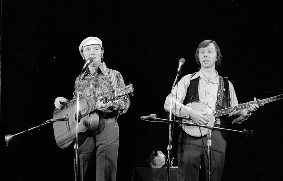 Strip of (6) 1970s LIAM CLANCY & TOMMY MAKEM Original 35mm Photo Negatives bn