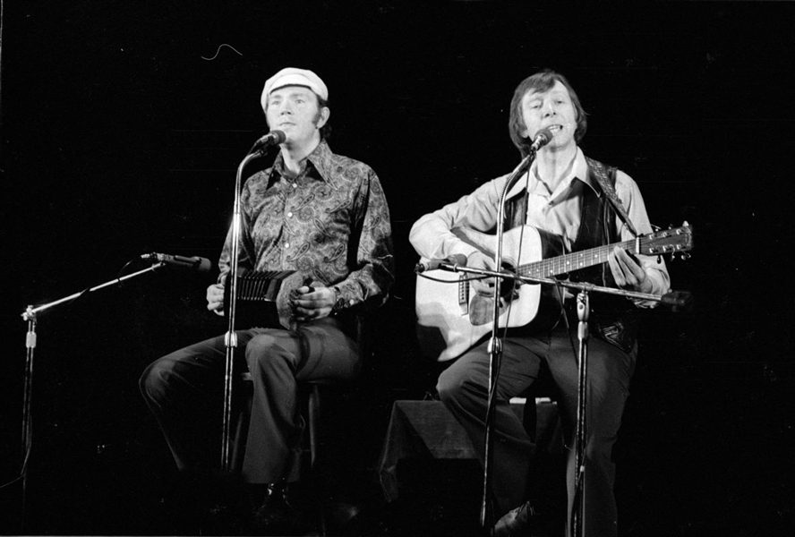 Strip of (6) 1970s LIAM CLANCY & TOMMY MAKEM Original 35mm Photo Negatives bn