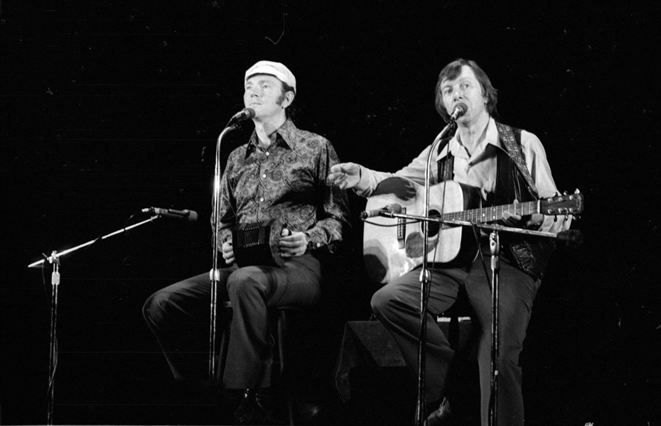 Strip of (6) 1970s LIAM CLANCY & TOMMY MAKEM Original 35mm Photo Negatives bn