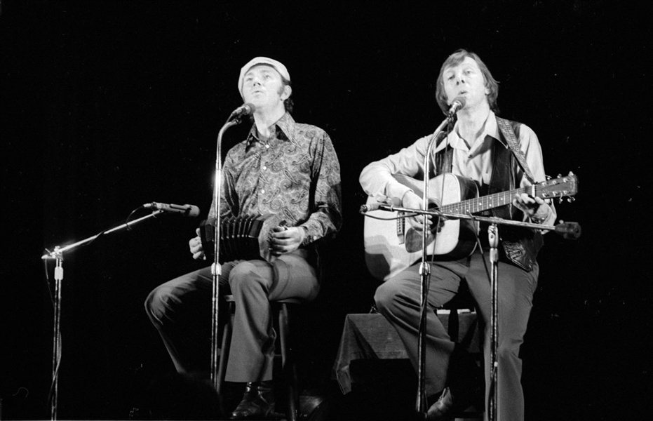 Strip of (6) 1970s LIAM CLANCY & TOMMY MAKEM Original 35mm Photo Negatives bn