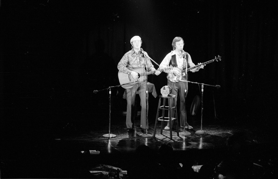 Strip of (6) 1970s LIAM CLANCY & TOMMY MAKEM Original 35mm Photo Negatives bn