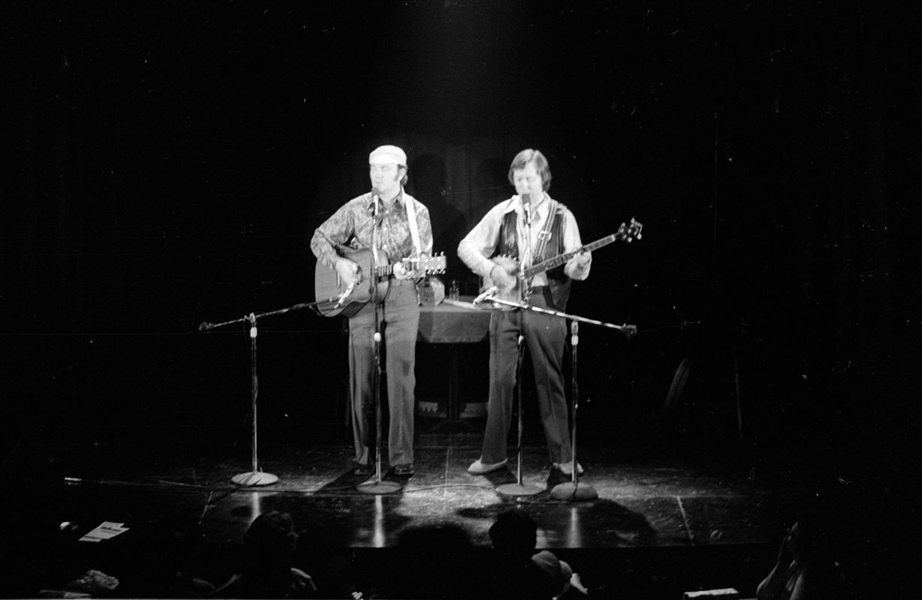 Strip of (6) 1970s LIAM CLANCY & TOMMY MAKEM Original 35mm Photo Negatives bn