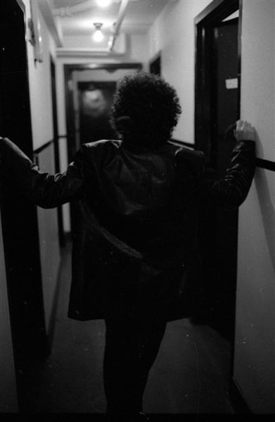Strip of (6) 1970s AL STEWART Candid Original 35mm Photo Negatives bn