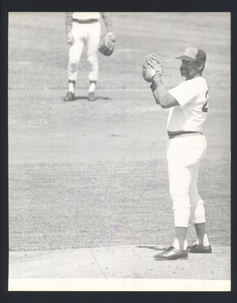 LUIS TIANT 1974 Boston Red Sox SIGNED Photo (d.2024)